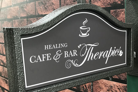 アドフォーム ダヴィンチ 袖看板 突き出し看板 ヨーロッパ アイアン風 HEAKING CAFE&BAR カフェ バー Therapies様 04