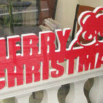 【発泡スチロール切り文字】建物入り口の装飾用！クリスマスの造形文字の製作事例をご紹介します。