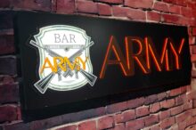 BAR ARMY様 Girls Bar ガールズバーのかっこいいLED看板 ダイアモンドバック ブラックのベースボードにオレンジの浮かし文字とLEDがおしゃれなデザイン 壁面看板 ファサードサイン ロゴ部分は内照式 10