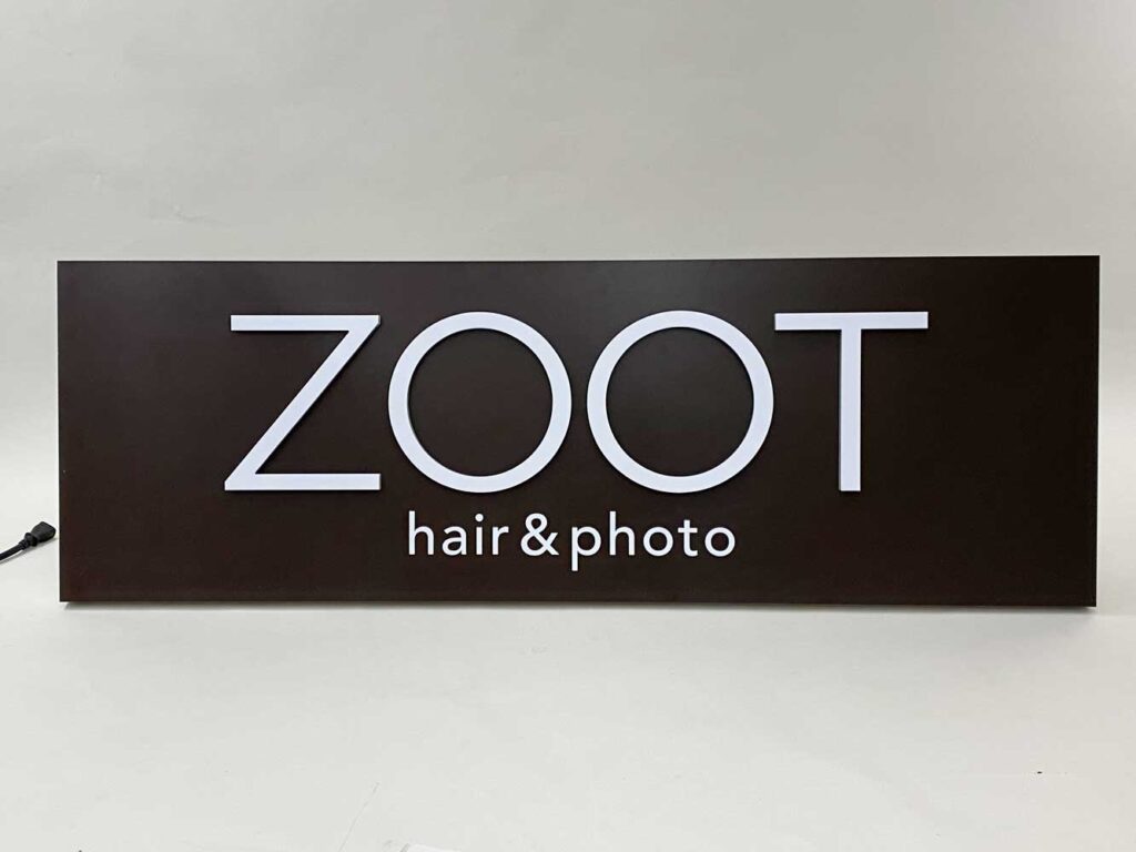 hair&photo ZOOT様 ヘアサロン 美容院のおしゃれな LED看板 ダイアモンドバック ダークブラウンのベースボードにホワイトの浮かし文字とLEDがかっこいいデザイン 壁面看板 ファサードサイン 04