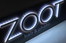 hair&photo ZOOT様 ヘアサロン 美容院のおしゃれな LED看板 ダイアモンドバック ダークブラウンのベースボードにホワイトの浮かし文字とLEDがかっこいいデザイン 壁面看板 ファサードサイン 07